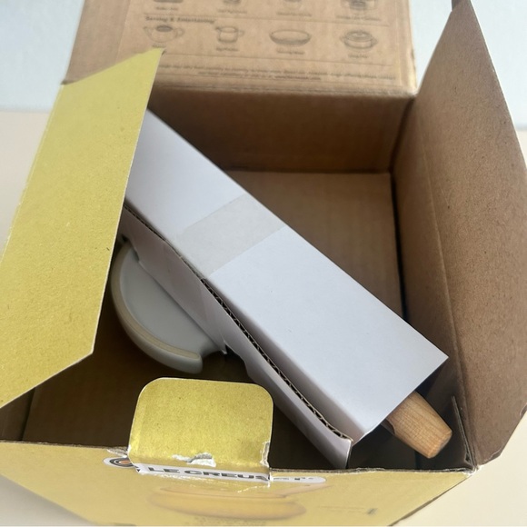 Le Creuset Honey Pot With Original Silicone Dipper White Ceramic - Picture 4 of 5